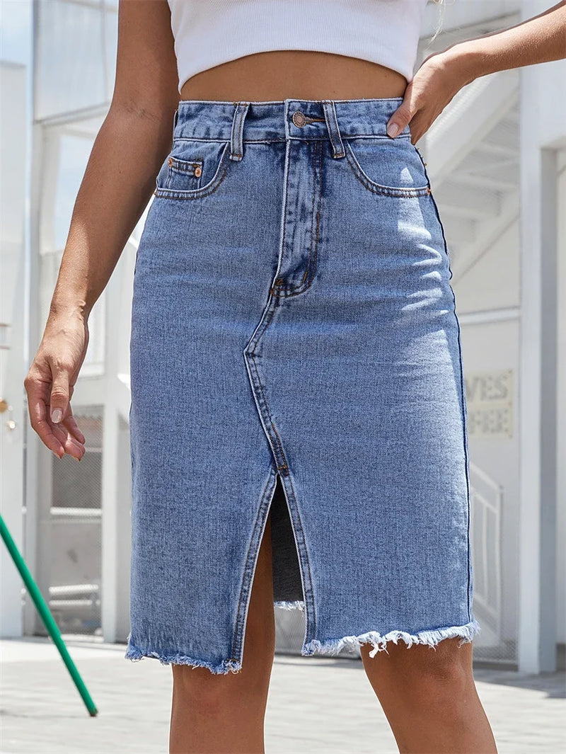 Saia Jeans Midi Azul com Fenda Frontal e Bolsos